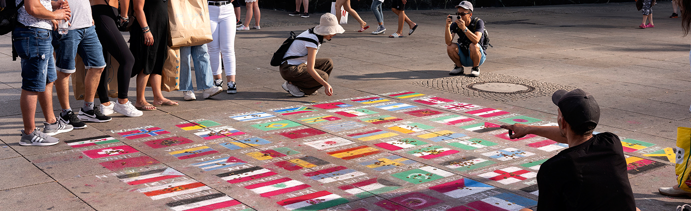 Flaggen Menschen Alexanderplatz