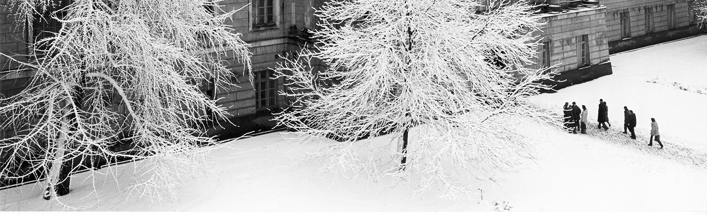 HU-Hauptgebäude Historisch Schnee