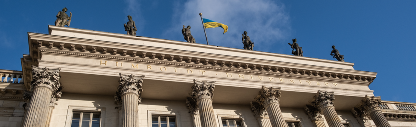 Hauptgebäude Ukraine Flagge