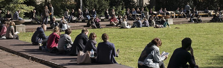 Studierende Innenhof _ Orientierungswoche
