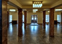 Blick ins Foyer des Hauptgebäudes von der Treppe aus Richtung Haupteingang