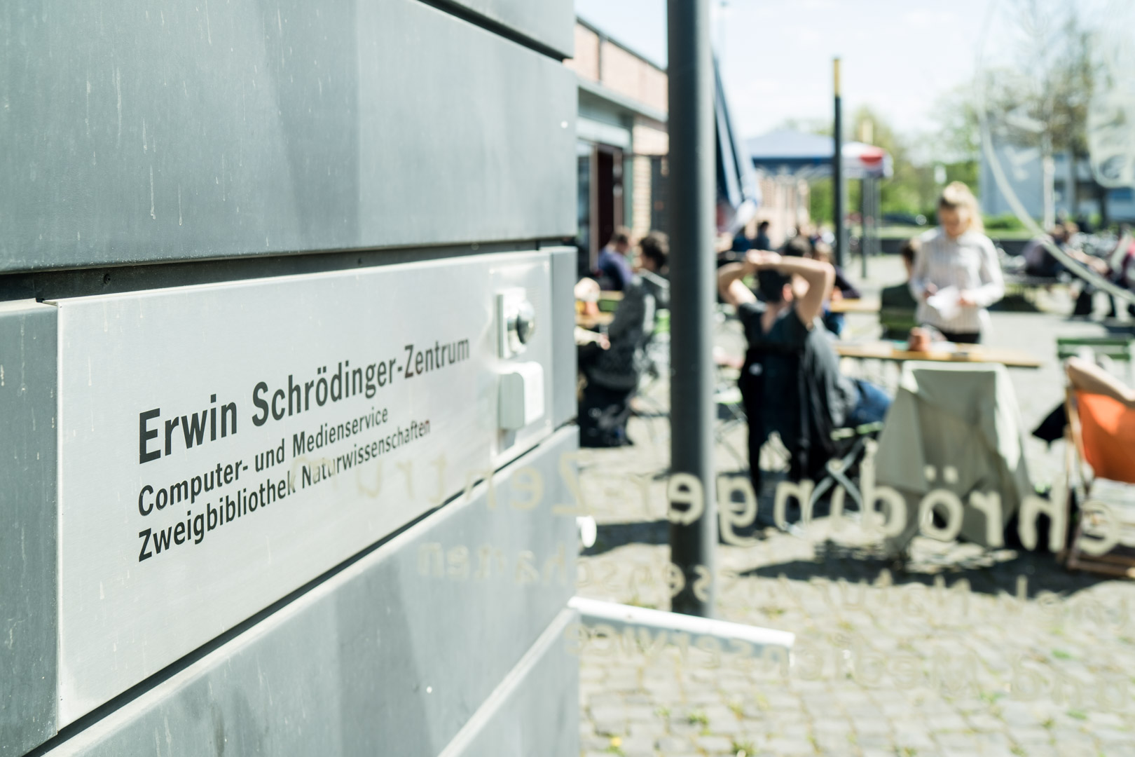 Café vor dem Erwin-Schrödinger-Zentrum