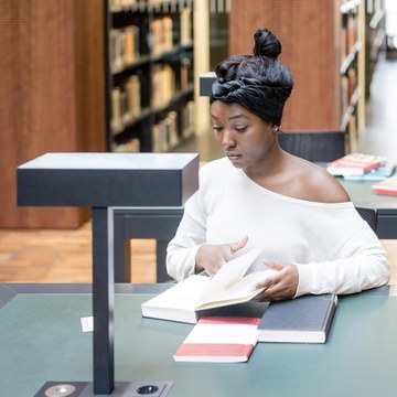 Lesende Studentin in der Bibliothek