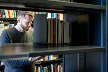 Student in einer Bibliothek der Humboldt-Universität