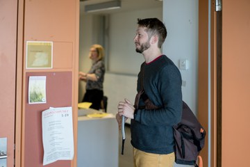 Student betritt Lehrveranstaltung an der Humboldt-Universität