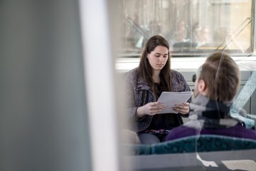 Studentin in der S-Bahn lernend