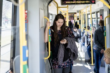 Studentin in einer Straßenbahn auf dem Weg zum Campus Adlershof
