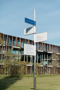 Wegweiser Adlershof Wegweiser auf dem Gelände der Humboldt-Universität