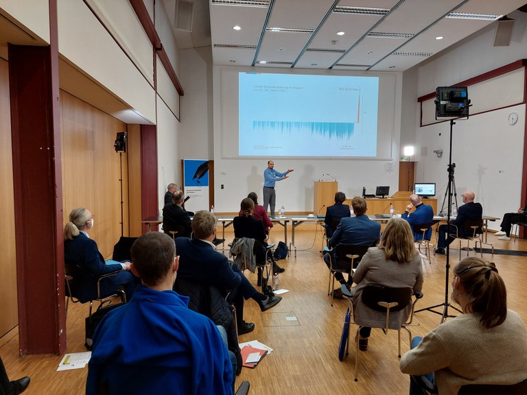 im Konferenzraum.jpg