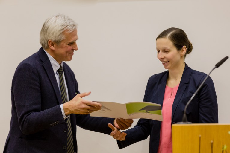 Hardy R. Schmitz überreicht Dr. Franziska Fischer die Urkunde