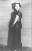 Anneliese Riess im Ballkleid