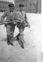 Studenten tragen im Juni 1931 auf Befehl der Schutzpolizei beschlagnahmte Spazierstöcke in das Universitätsgebäude.