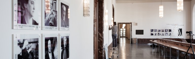 Hängung der neuen Galerie vor dem Senatssaal im HU-Hauptgebäude