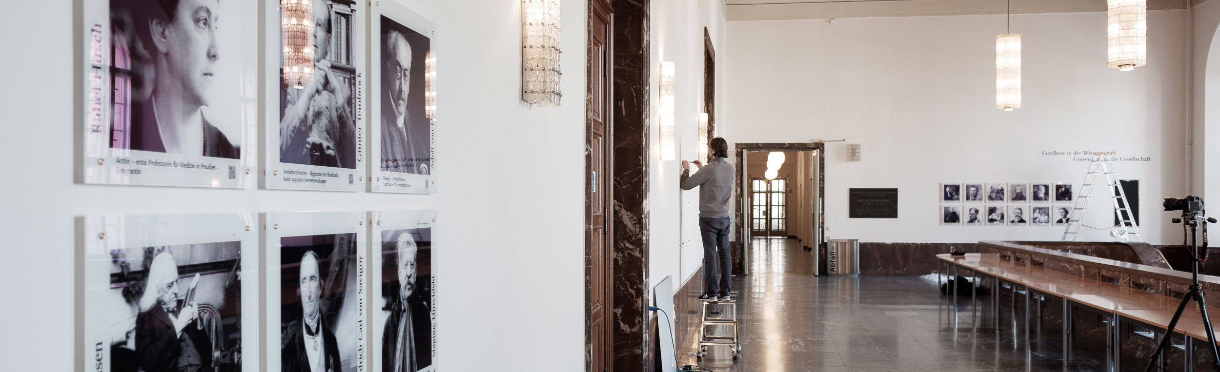 Hängung der neuen Galerie vor dem Senatssaal im HU-Hauptgebäude