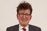 Prof. Dr. Johannes Helmrath und Prof. Dr. Michael Borgolte vor dem Zaun vor dem Hauptgebäude der Humboldt Universität