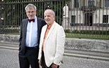 hu19 helmrath borgolte medaille Prof. Dr. Johannes Helmrath und Prof. Dr. Michael Borgolte vor dem Zaun vor dem Hauptgebäude der Humboldt Universität