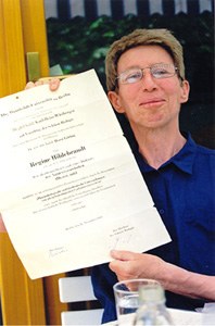 Regine Hildebrandt mit Promotionsurkunde