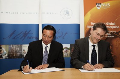 HU and NUS signing the contract