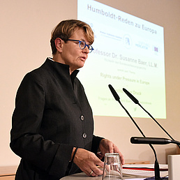 Susanne Baer steht am Pult und hält ihre Rede.