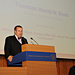 Toomas Hendrik Ilves steht am Pult und hält seine Rede.