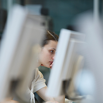 Eine Person sitzt an einem Rechner im Campus Adlershof