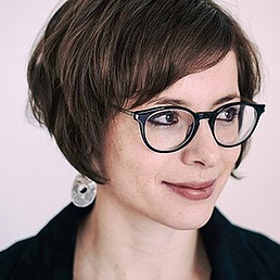 Magdalena Gronau mit Brille, kurzem Haar im Seitenprofil