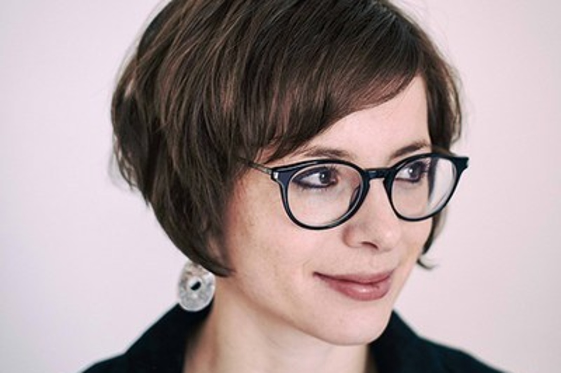 Magdalena Gronau mit Brille, kurzem Haar im Seitenprofil