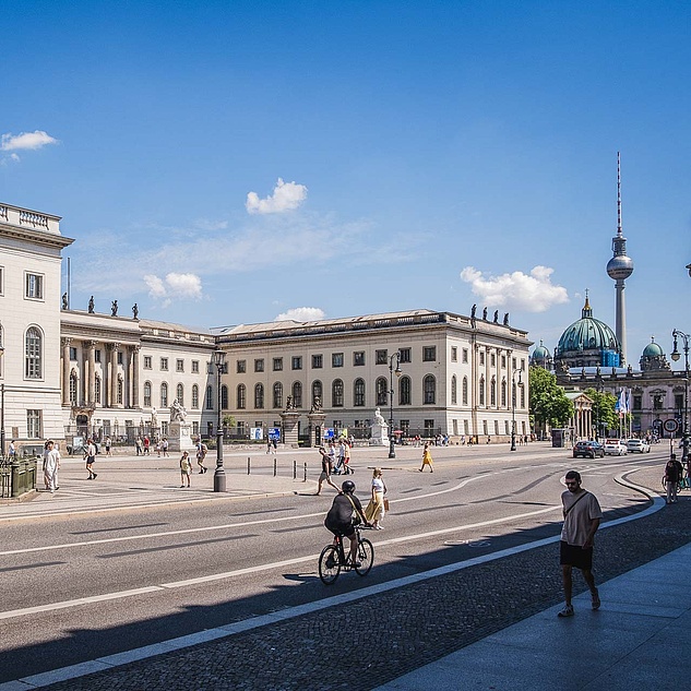 HU-Hauptgebäude, davor die Straße Unter den Linden, links das Reiterdenkmal von Friedrich dem Großen, rechts der Fehrnsehturm HU-Hauptgebäude, davor die Straße Unter den Linden, links das Reiterdenkmal von Friedrich dem Großen, rechts der Fehrnsehturm