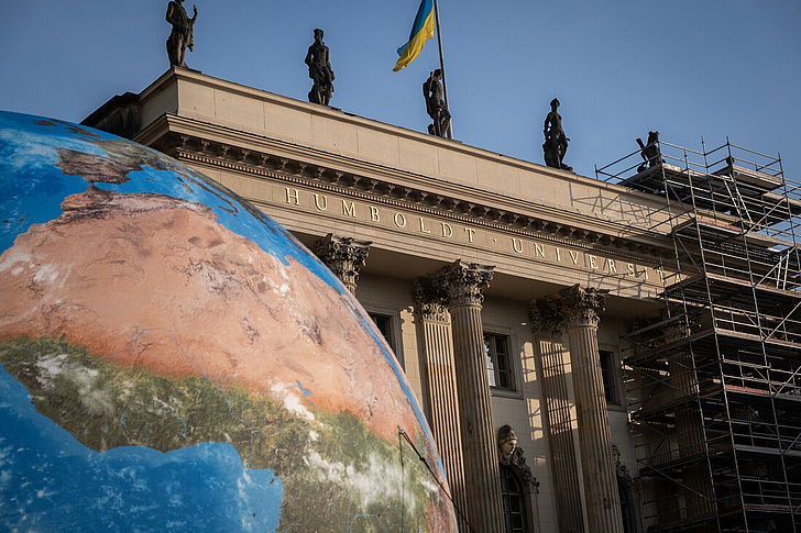 Ein überdimensional großer Globus vor dem Hauptgebäude der Humboldt-Universität auf dem Ehrenhof.