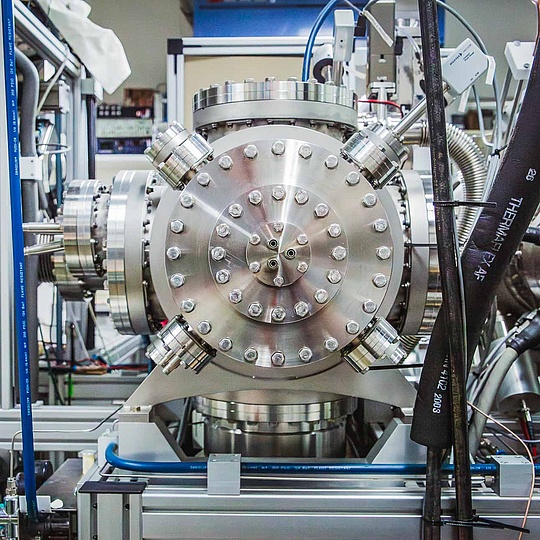 Wissenschatliche Forschungsapparatur Eine hochtechnische Forschungsapparatur in einem Chemie-Labor des Emil-Fischer-Hauses auf dem HU-Campus Adlershof.