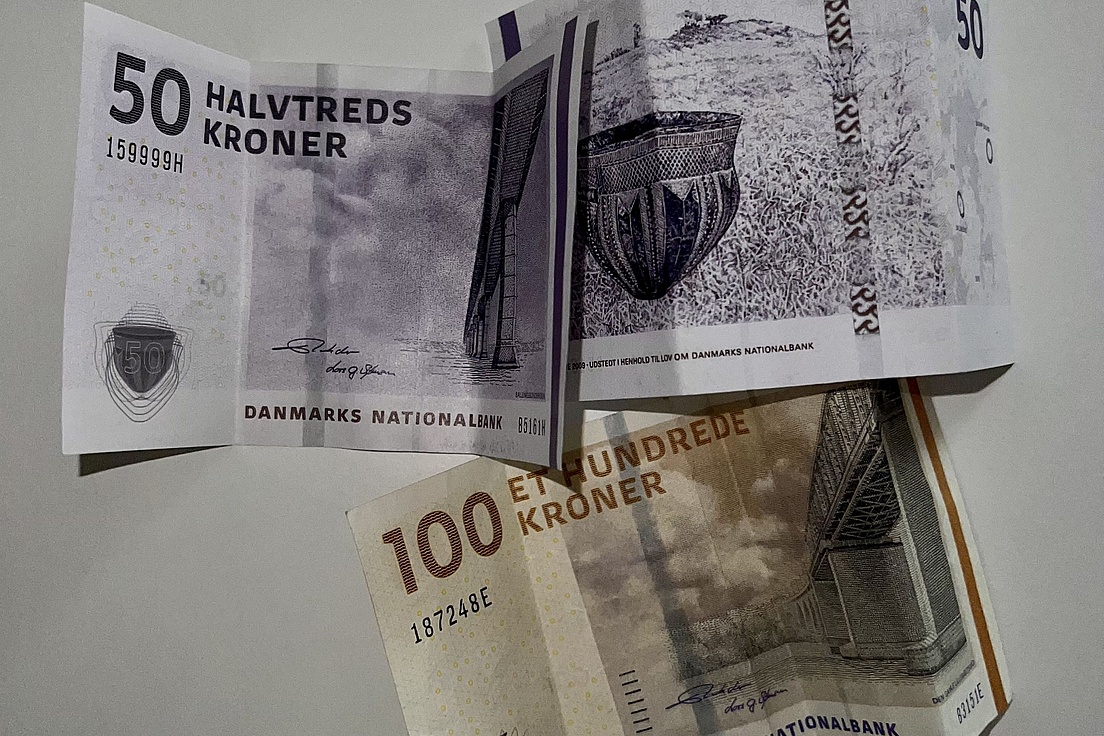 Zwei dänische Banknoten, eine 50-Kronen-Note mit Text 'HALVTREDS KRONER' und eine 100-Kronen-Note mit Text 'ET HUNDREDE KRONER'