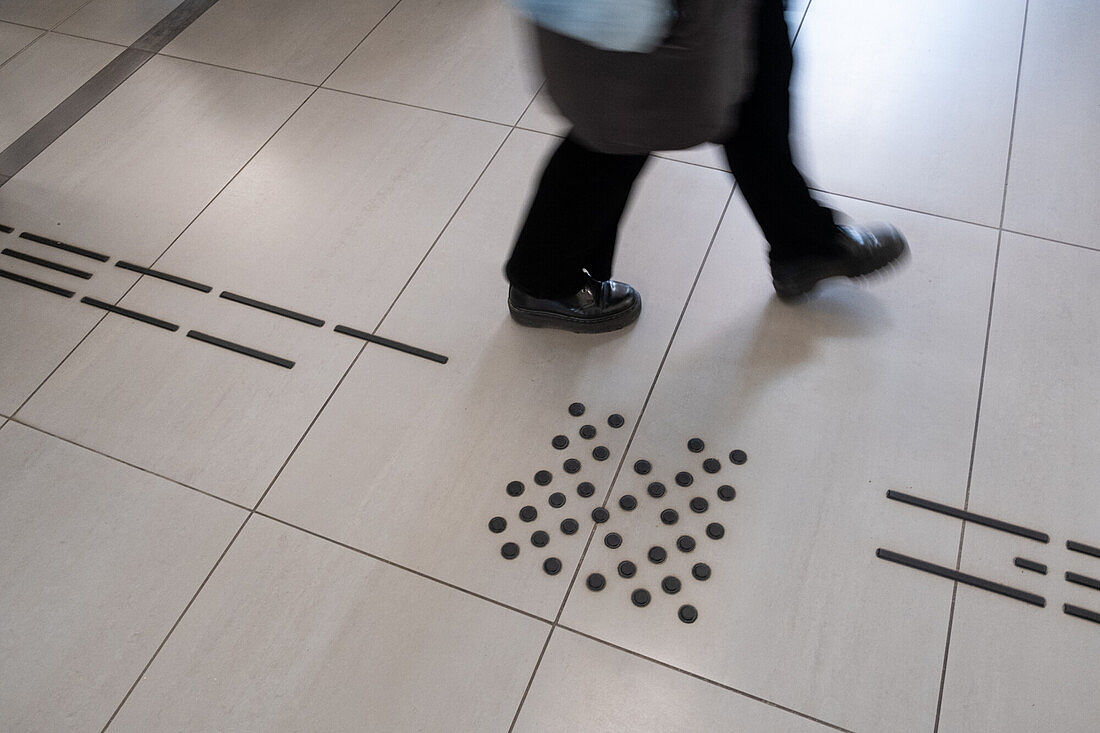 Leitsystem für sichteingeschränkte Menschen Ein Fußboden mit einem Leitsystem für sichteingeschränkte Menschen.