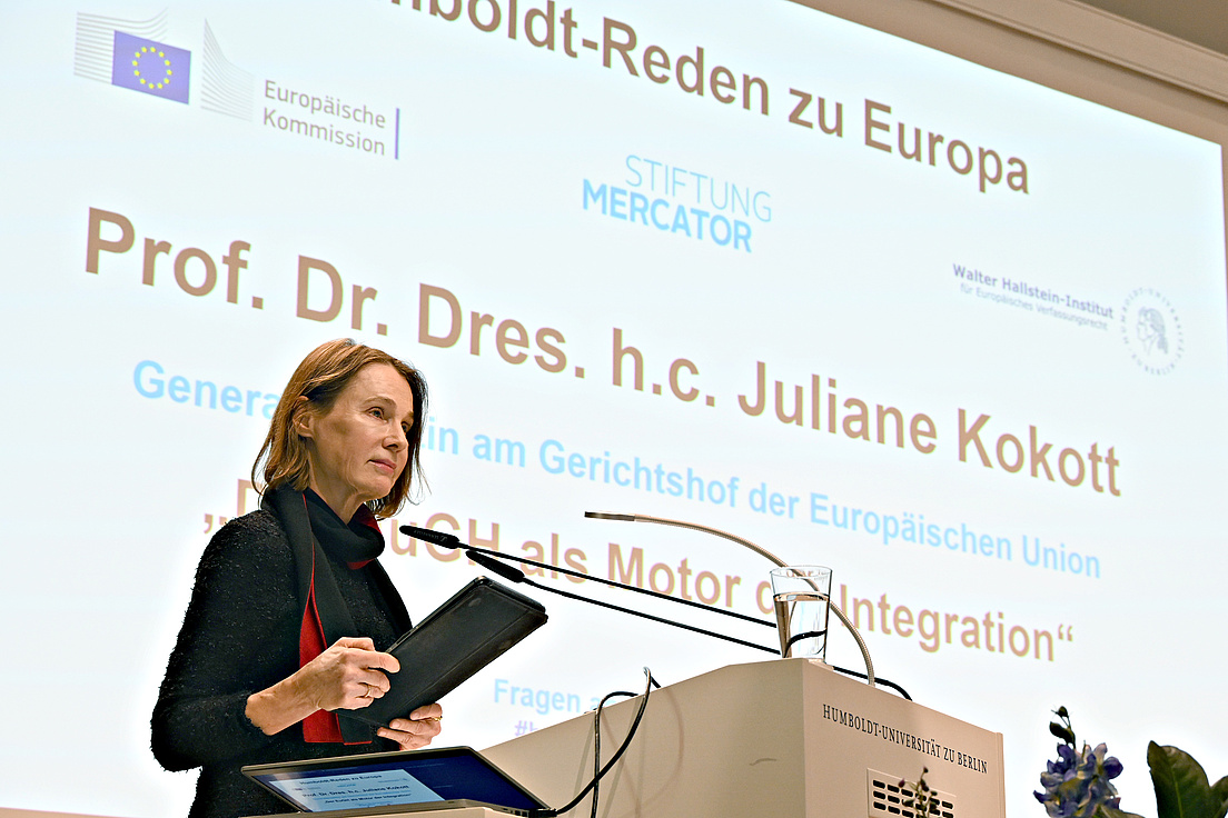 Juliane Kokott wie sie dem Publikum zugewandt am Rednerpult steht und ihre Rede hält.