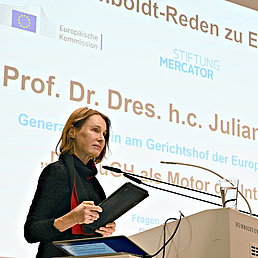 Juliane Kokott wie sie dem Publikum zugewandt am Rednerpult steht und ihre Rede hält.