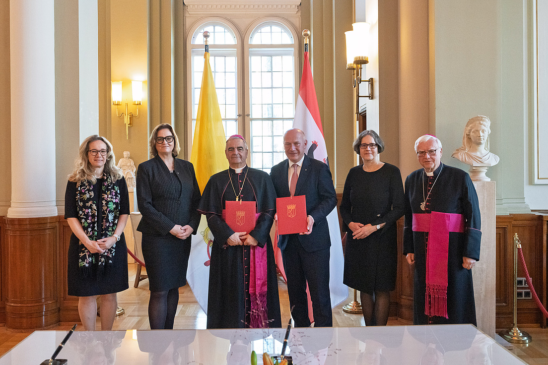 Signing of the state treaty in the Rotes Rathaus