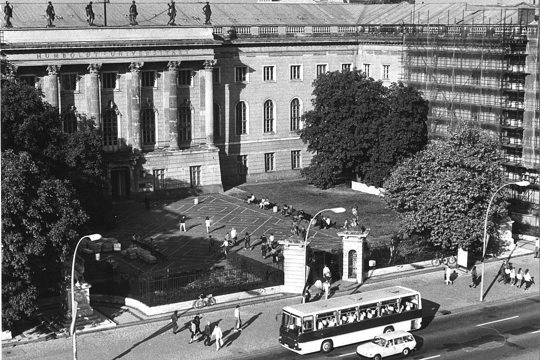 HU-Hauptgebäude 1988 von der Alten Bibliothek aus. Der Ostflügel ist teilweise eingerüstet. Der Ehrenhof noch voller Bäume.