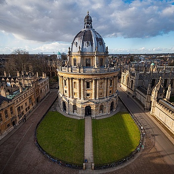 Ganz viele aneinander gereihte Gebäude und in der Mitte ist ein rundes Häuschen.