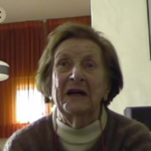 Fotografie von Edith Türkischer-Garbatsky, es sieht aus, als wäre sie gerade am Erzählen.