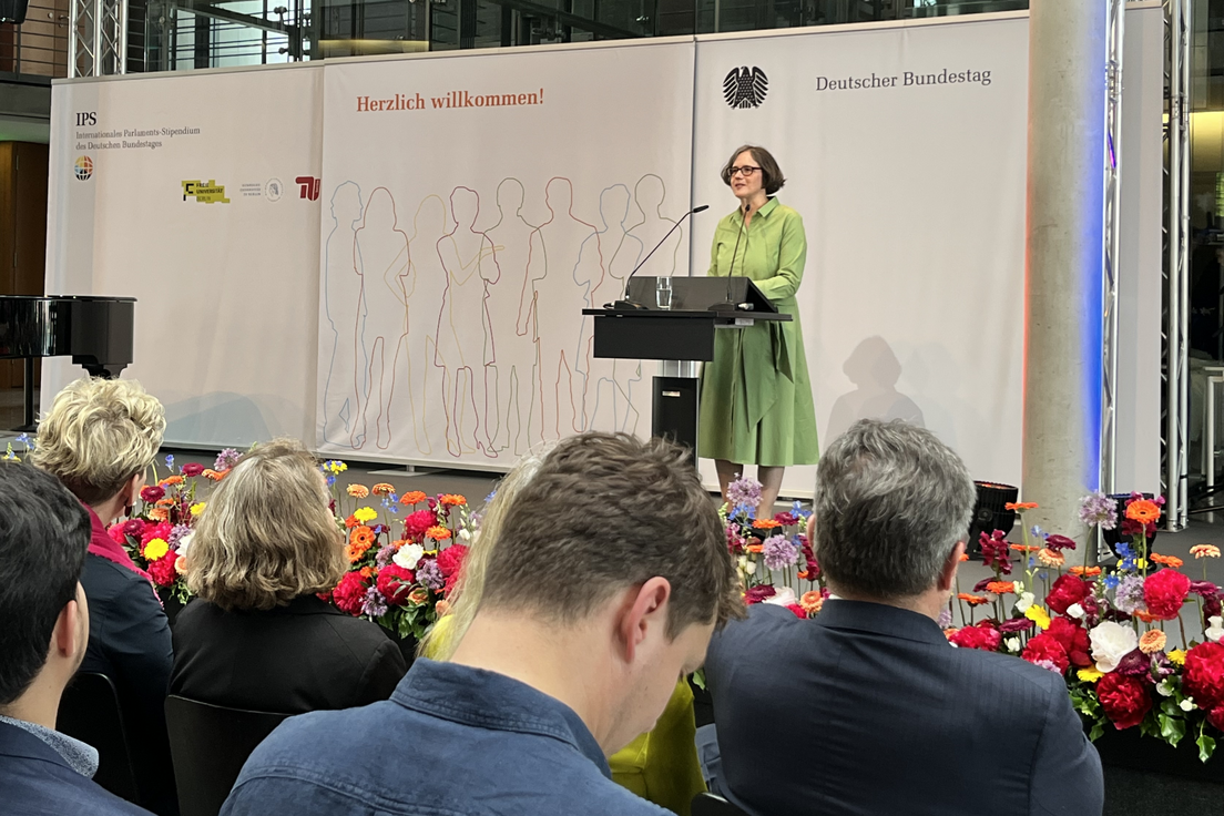 Die Präsidentin der HU hält eine Rede auf einer Bühne vor Publikum.