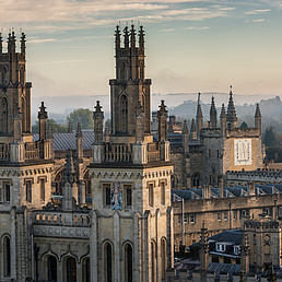 Aerial view of the All Souls College in Oxford, UK Luftaufnahme des All Souls College in Oxford, Großbritannien