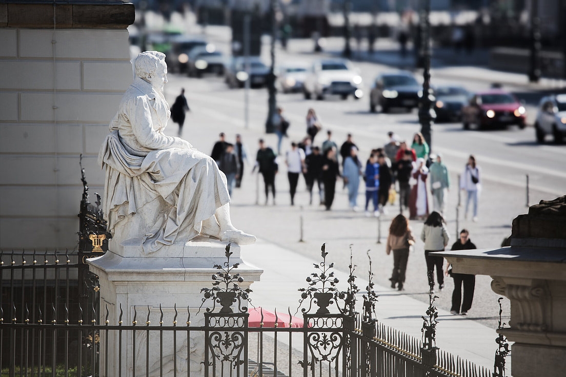 Zu sehen ist die Humboldt-Statue am Eingang des Hauptgebäudes der Humboldt-Universität.