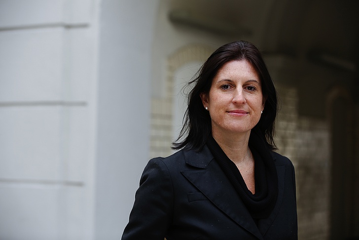 Petra Anders mit schwarzem Jackett. 