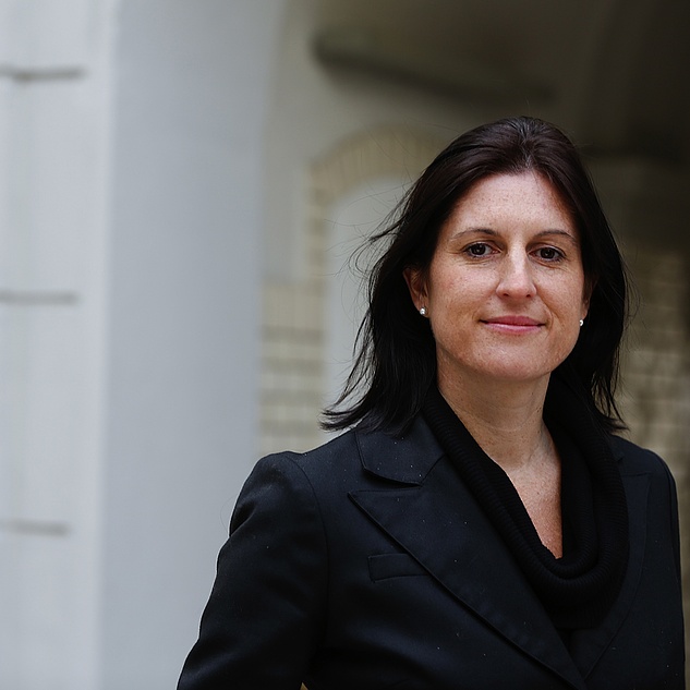 Petra Anders mit schwarzem Jackett. 