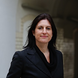 Petra Anders mit schwarzem Jackett. 