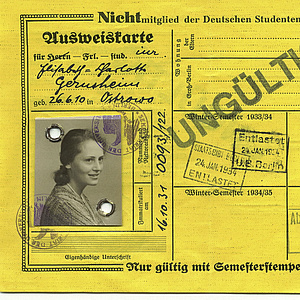 Zeitgenössisches Dokument: Die gelbe Ausweiskarte, die Elisabeth-Charlotte Bollert als "Nichtmitglied der Deutschen Studentenschaft" auszeichnet. Der letzte Stempel ist vom 24.1.1934, schräg über den Ausweis steht "ungültig"