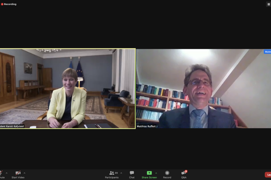 Frau Kaljulaid und Prof. Ruffert sind auf einem Screenshot von Zoom zu sehen. Beide sitzen und führen lächelnd eine Unterhaltung miteinander.