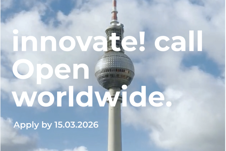 Schriftzug vor Fernsehturm