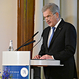 Herr Sauli Niinistö wie er am Pult steht und seine Rede hält.