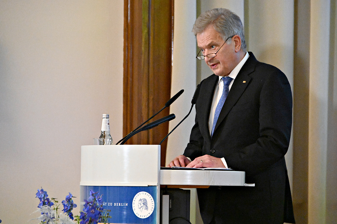 Herr Sauli Niinistö wie er am Pult steht und seine Rede hält.