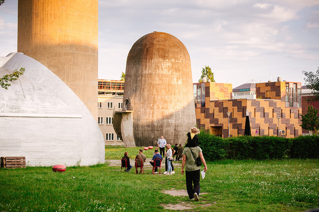 Lange Nacht der Wissenschaften Campus Adlershof. Abendsonne, ein Vater trägt sein Kind auf den Schultern.